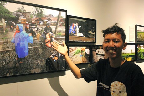 Membidik Cerita Hidup Perempuan Penjaga Perlintasan Kereta Api