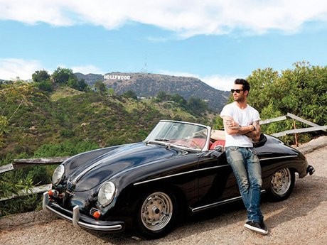 Adam Levine Kencan dengan Tunangan Pakai Porsche Klasik