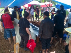 Hujan Deras dan Angin Iringi Pemakaman Didi dan Anita