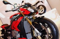 Motor ini sendiri bukanlah motor sembarangan. Sejak lahir, BMW S1000R sudah dianugerahi tampang yang garang dengan garis desain yang agresif.