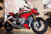 Di jantung motor ini ada sebonggol mesin 999 cc yang mampu menyemburkan kekuatan sampai 160 hp di 11.000 rpm dengan torsi puncak di angka 112 Nm di 9.250 rpm.