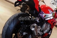 Dengan kekuatan itu, BMW S1000R mampu digeber hingga lebih dari 200 km/jam.