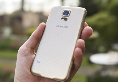 Menjelajah Bodi Galaxy S5 Berkelir Emas