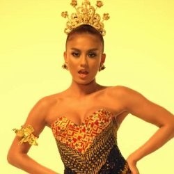 Baju Dodot Coke Bottle Agnez MO Sempat Ditahan di Bandara