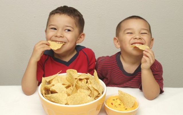 Popcorn Mentega dan Keripik Kentang Bisa Picu Masalah Berat Badan Anak