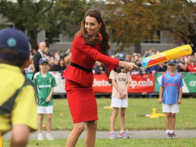 Serunya William dan Kate Main Kriket