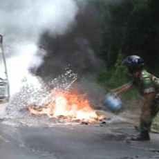Hindari Kecelakaan, Pick Up Muat Alat Dapur Malah Hangus Terbakar