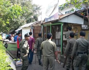 Buntut Bentrok, Seluruh Kios Liar di Monumen Perjuangan Dibongkar