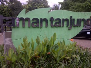 Nikmatnya Melepas Penat di Antara Hamparan Hijau Taman Tanjung