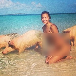 Kekasih Cristiano Ronaldo Pose Seksi Berbikini Bersama Babi