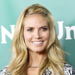 Heidi Klum Berpose Seksi di Pinggir Pantai