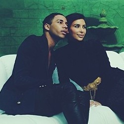 Kim Kardashian Pamer Foto di Bawah Laut