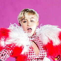 Miley Cyrus Dilarikan ke Rumah Sakit, Batalkan Konser di Kansas