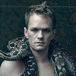 Neil Patrick Harris Pose Topless Berkalung Ular untuk Vanity Fair
