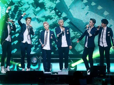 Aksi Energik EXO di EXO Comeback Showcase