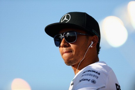 Hamilton Bidik Hat-trick Pertamanya