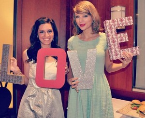 Asyiknya, Calon Pengantin Ini Dapat Kejutan Manis dari Taylor Swift