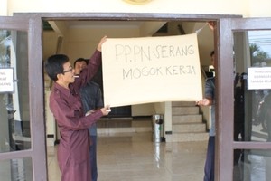 Tuntut Kenaikan Gaji, Pantaskah PNS Pengadilan Mogok Kerja?
