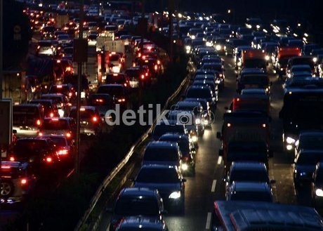 Jelang Long Weekend, Tol Cikampek Arah Bandung Macet di KM 19