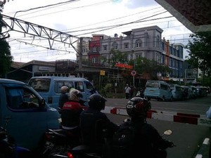 Parah! Angkot 44 Ngetem di Tengah Perlintasan KRL di Stasiun Tebet