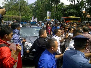 Ratusan Mahasiswa ITB Demo Jokowi