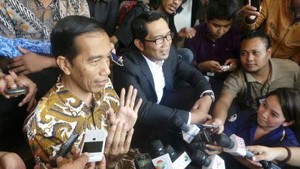 Sambil Lesehan di Tangga, Jokowi dan Ridwan Kamil Bicara Kota Teknopolis