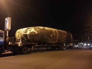 Truk Pembawa Puing Pesawat Boeing Menarik Perhatian Pengendara