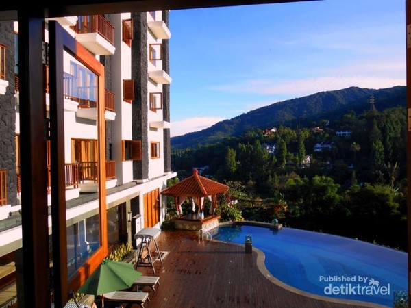 Ini Tempat Berenang di Sisi Jurang Puncak Cisarua