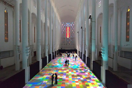 Instalasi Karpet Bercahaya di Lorong Gereja