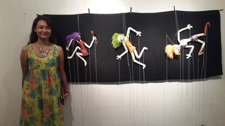 Mulut Wanita Dijahit dalam Lukisan dan Instalasi Boneka