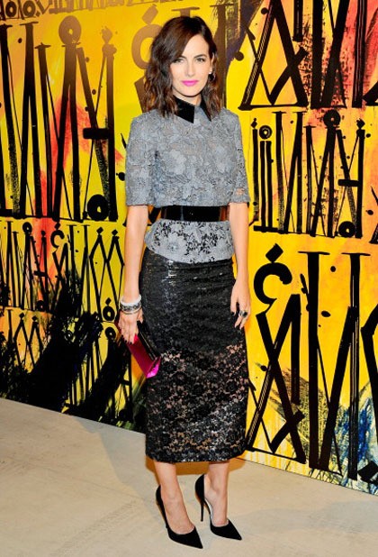 Camille Belle membuat padanan lace jauh dari kesan vintage dan feminin, dengan tambahan collar dan belt metalik. Bintang When a Stranger Calls memberi suntikan warna fuschia yang cerah untuk clutch dan lipstiknya.