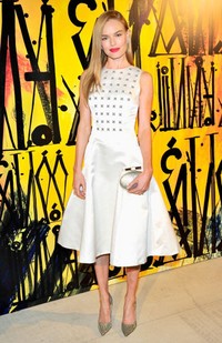 Untuk pesta yang digelar oleh desainer aksesori Jimmy Choo, Kate Bosworth tampil elegan dan anggun dengan gaun full-skirt satin warna putih dari Dior. Dilengkapi dengan aksesori heels dan clutch dari Jimmy Choo, padanan ini bisa jadi inspirasi Anda untuk menghadiri pesta di akhir pekan.