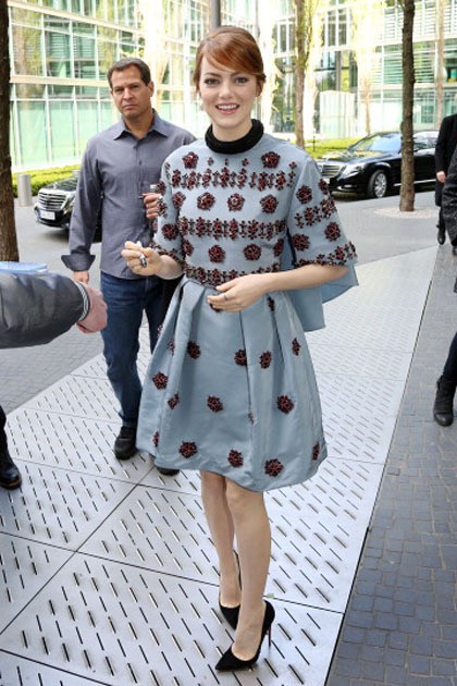 Gaun dengan detail payet dan cape dari Erdem berikut tampak sempurna dipakai Emma Stone di premier The Amazing Spiderman-2 di Berlin. Gaun yang playful dan cocok untuk membingkai postur tubuhnya yang mungil.