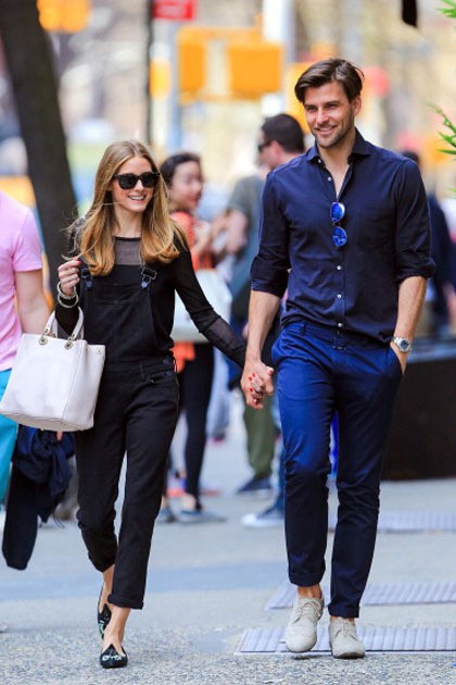 Olivia Palermo membuat overall atau baju kodok jadi terlihat fashionable dengan memadukannya bersama dalaman transparan. Untuk membuat tampilan tetap kasual, slippers hitam dan tote bag putih menjadi padanannya.
