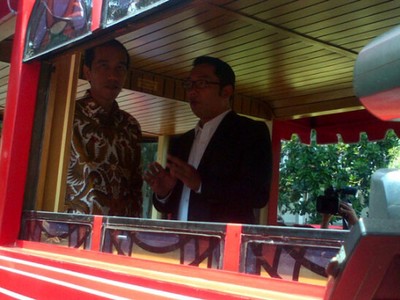 Jokowi dan Ridwan Kamil Naik Bandros