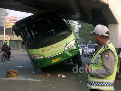 Bus Nyangkut di Viaduk Gempol