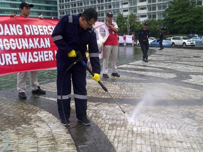 Ramai-ramai Mencuci Bundaran HI