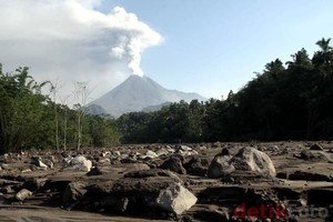BNPB: Terjadi Letusan Kecil di Merapi, Hujan Abu di Radius 12 Km