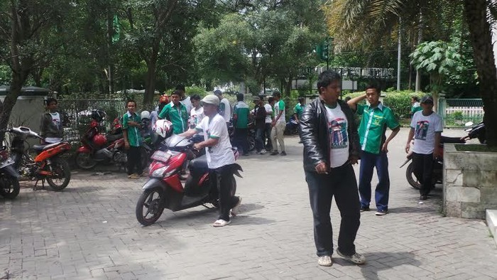 Pagar Dibuka, Puluhan Orang Pendukung Haji Lulung Geruduk Kantor DPP PPP