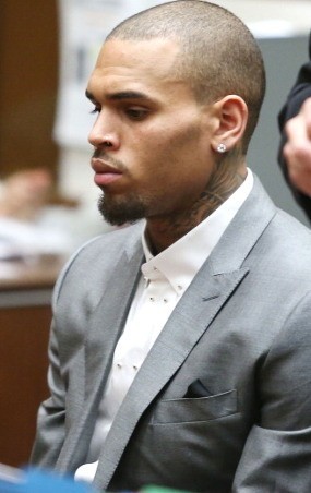 Sidang Kasus Pemukulan Chris Brown Ditunda Pekan Depan