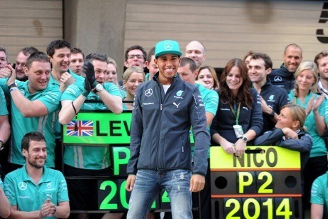 Usai Raih Hat-trick, Hamilton Puji Kinerja Tim Mercedes