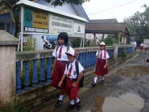Lena Bocah yang Rawat 3 Adik Akhirnya Kembali Bersekolah