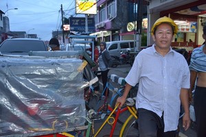 Perjalanan Becak Teng San Bersaing dengan Deru Mesin di Belantara Banten