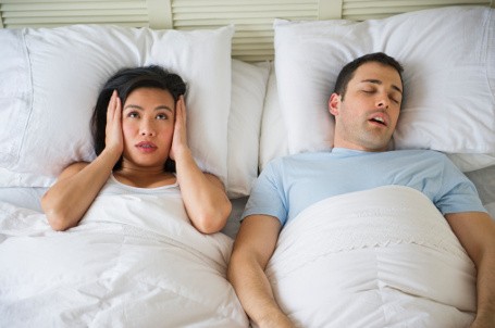 Mendengkur Saat Tidur? Atasi dengan Konsumsi Madu dan Ikan