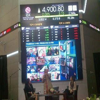 Cerita Risma di Bursa Efek: Membuat Kebijakan Sampai Anak Diteror