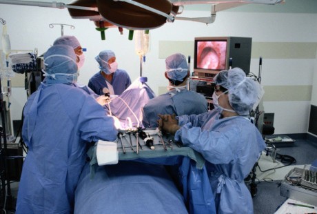 Wow, 12 Batangan Emas Dikeluarkan dari Perut Pria Ini