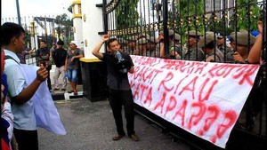 Mengumpat saat Klarifikasi Nepotisme, Gubernur Riau Didemo Mahasiswa