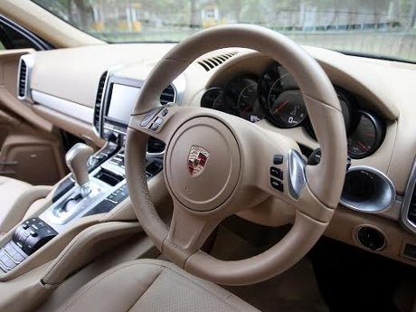 Bagaimana Rasanya Berada di Balik Kemudi Porsche Cayenne?