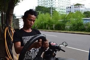 Kisah Erwin Purba, Penambal Ban yang Terselip di Balik Gedung DPR