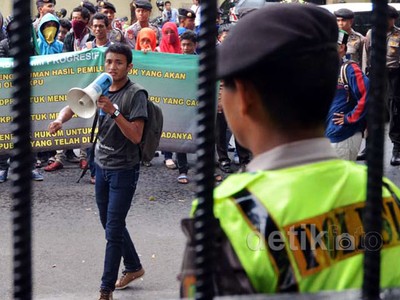 HMI Demo di Depan Gedung KPU